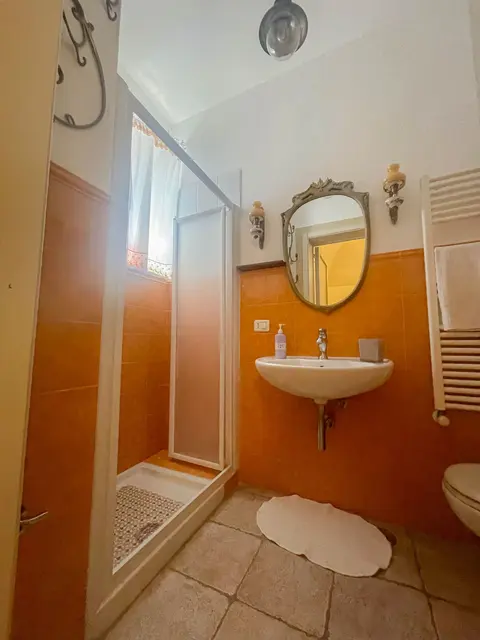 Camera Borghese ‘950 — Bathroom in shades of ochre