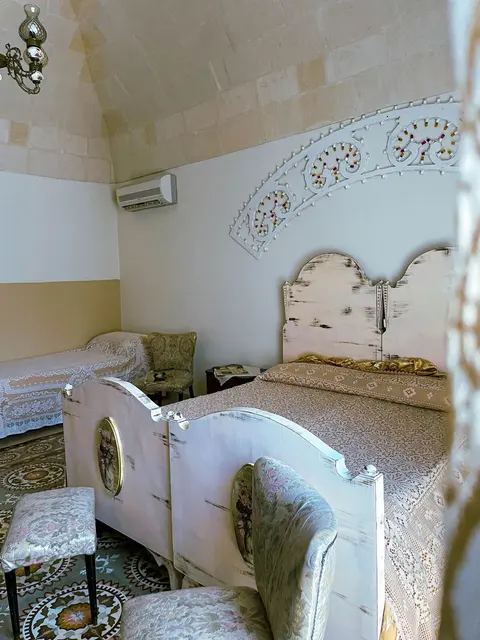 Camera Borghese ‘950 — Bed and period chair