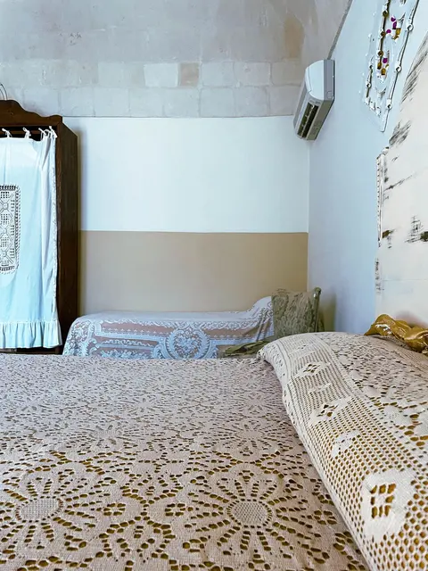 Camera Borghese ‘950 — Fabrics and furnishings in the room