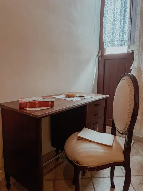 Camera Contadina ‘960 — 窓辺の机と椅子
