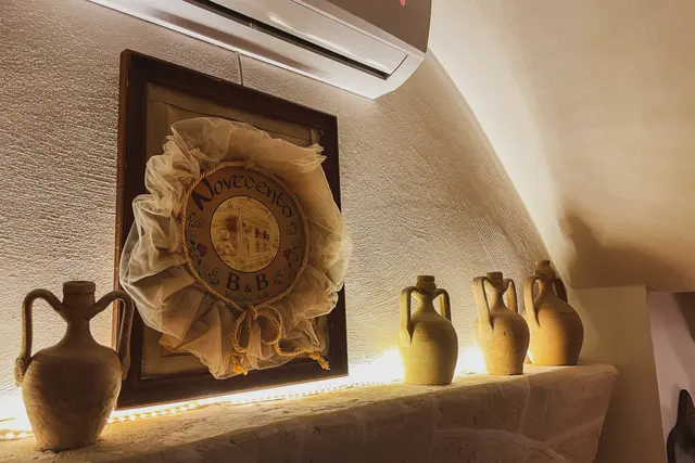 Camera Romantica ‘930 — Decorative objects in the niche of the vault