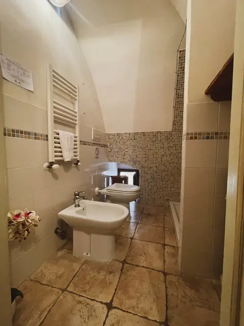 Camera Romantica ‘930 — Washbasin and bathroom fixtures