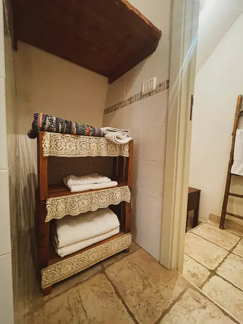 Camera Romantica ‘930 — Towels in the wooden rack