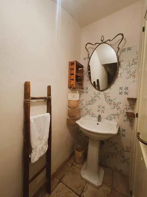 Camera Romantica ‘930 — Mirror and washbasin