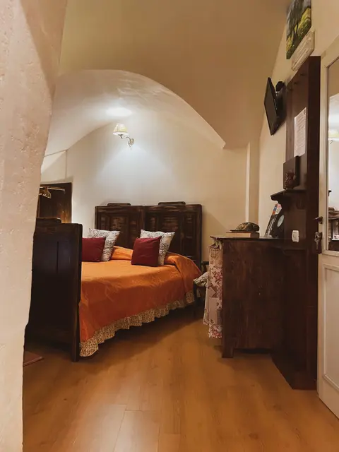 Camera Romantica ‘930 — Passage through the vault to the bedroom