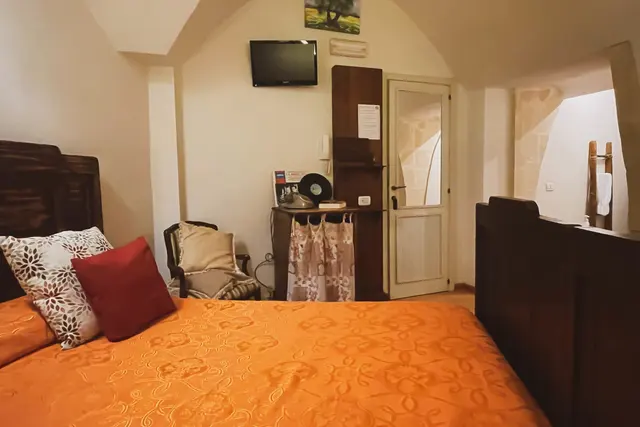 Camera Romantica ‘930 — Bed and furnishings in the room