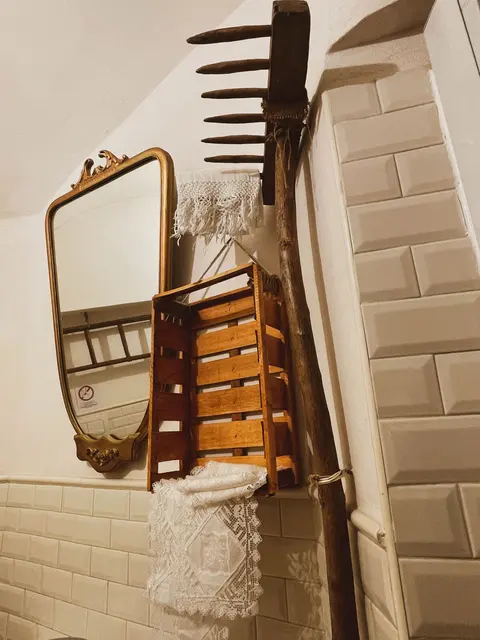 Casa Vacanza ‘910 — 木のはしごと洗面台の上の鏡