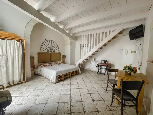 Casa Vacanza ‘910 — ベッド、階段、調度のある全景