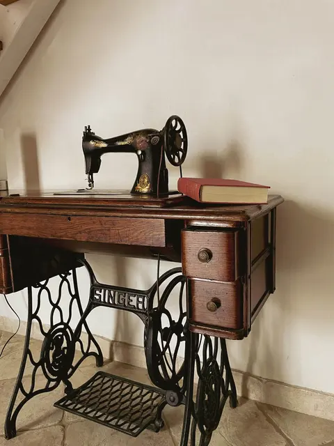 Casa Vacanza ‘910 — Macchina per cucire d’epoca