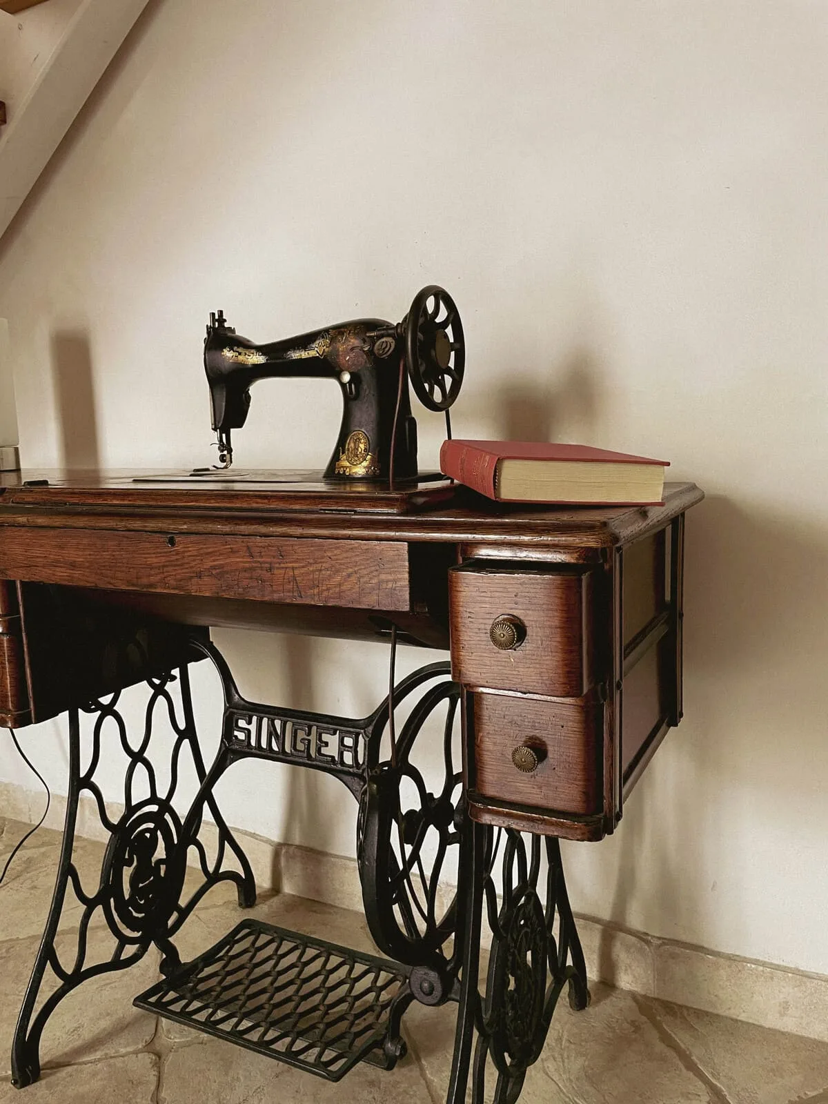 Casa Vacanza ‘910 — Macchina per cucire d’epoca
