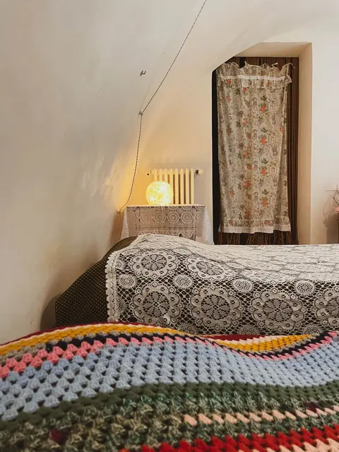 Casa Vacanza ‘910 — 手仕事の布をあしらった寝室