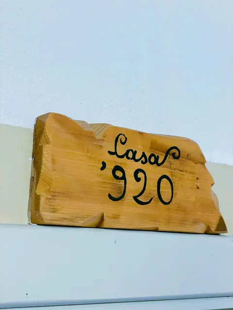 Casa Vacanza ‘920 — 「’920」の木製サイン