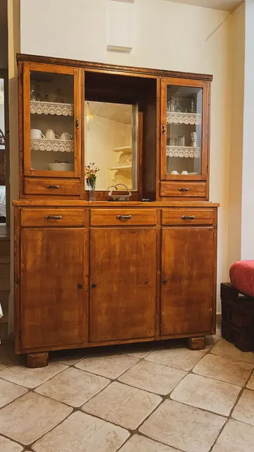 Casa Vacanza ‘920 — Credenza in legno d’epoca