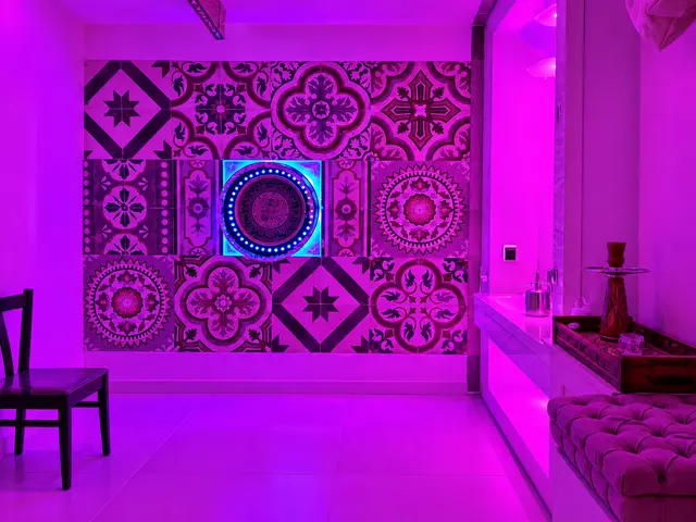 Suite Luminaria con Vasca ‘940 — 紫の光に包まれたバスタブの間