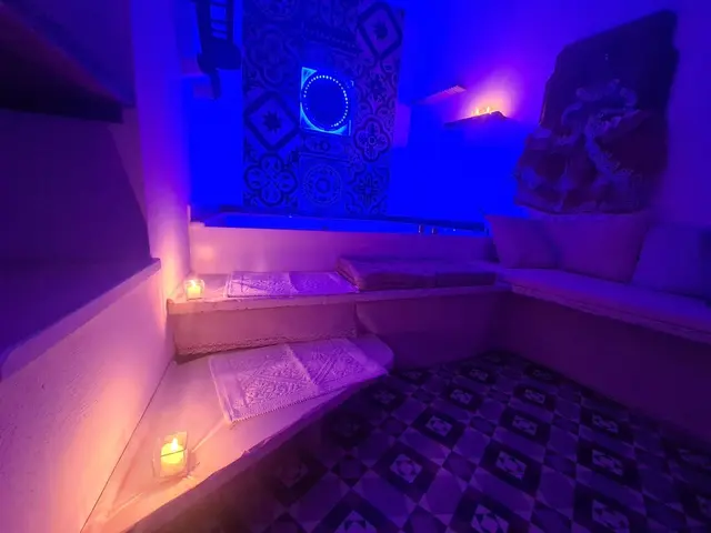 Suite Luminaria con Vasca ‘940 — Vasca e panca relax illuminate in blu