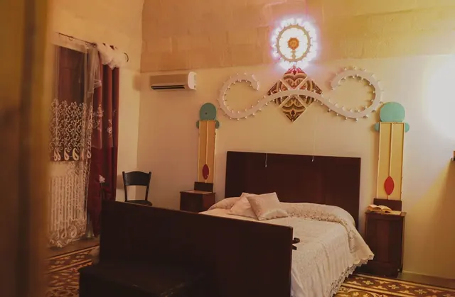 Suite Luminaria con Vasca ‘940 — 祭りの電飾とベッドのある寝室