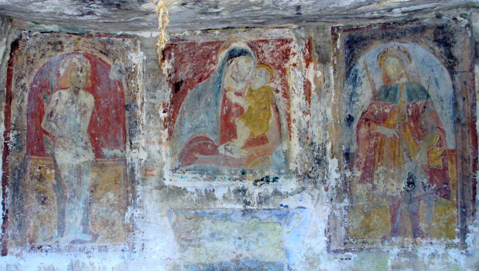 Affreschi di una chiesa rupestre: la Madonna con il Bambino fra due santi