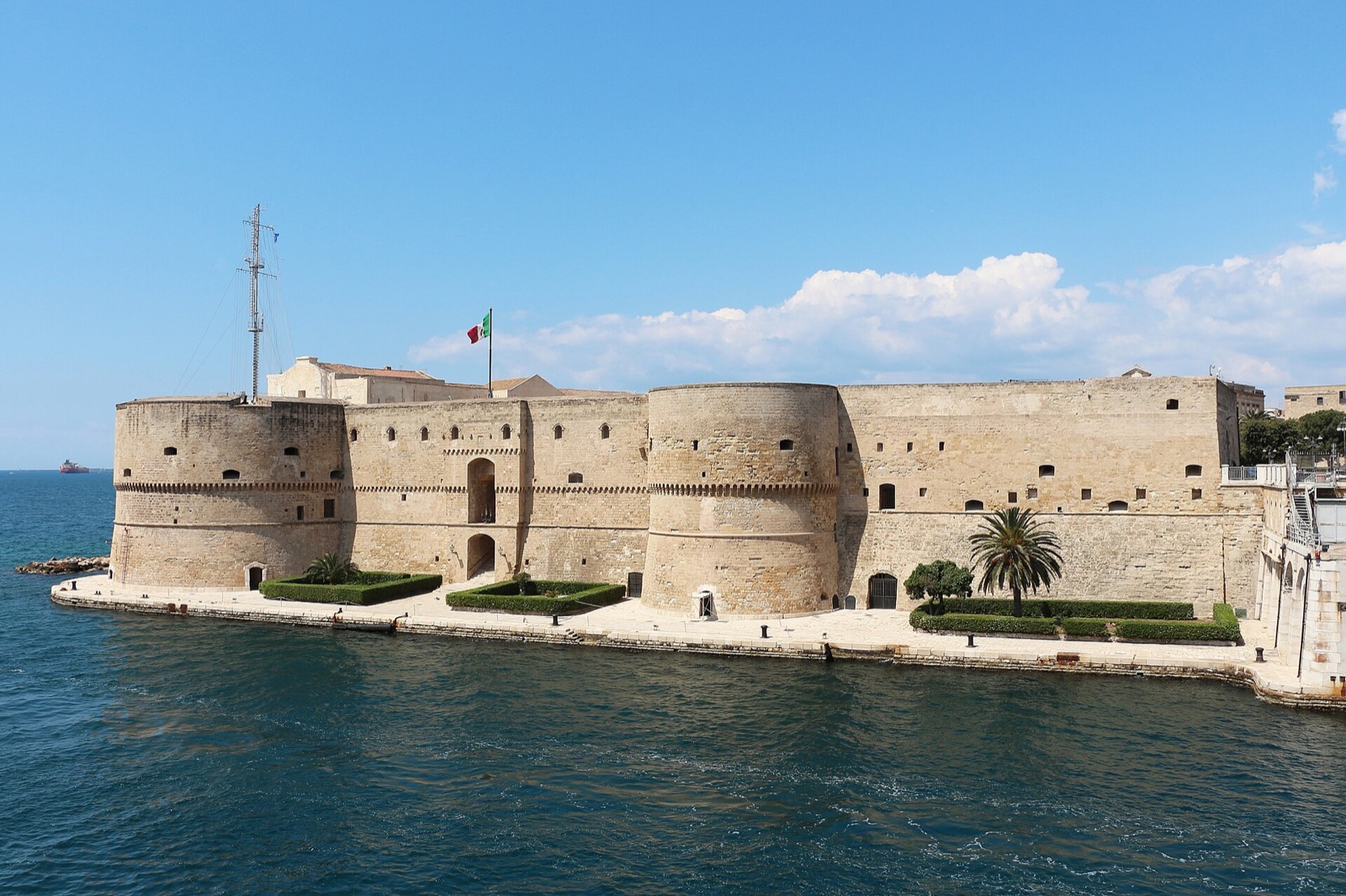 Il Castello Aragonese di Taranto affacciato sul mare
