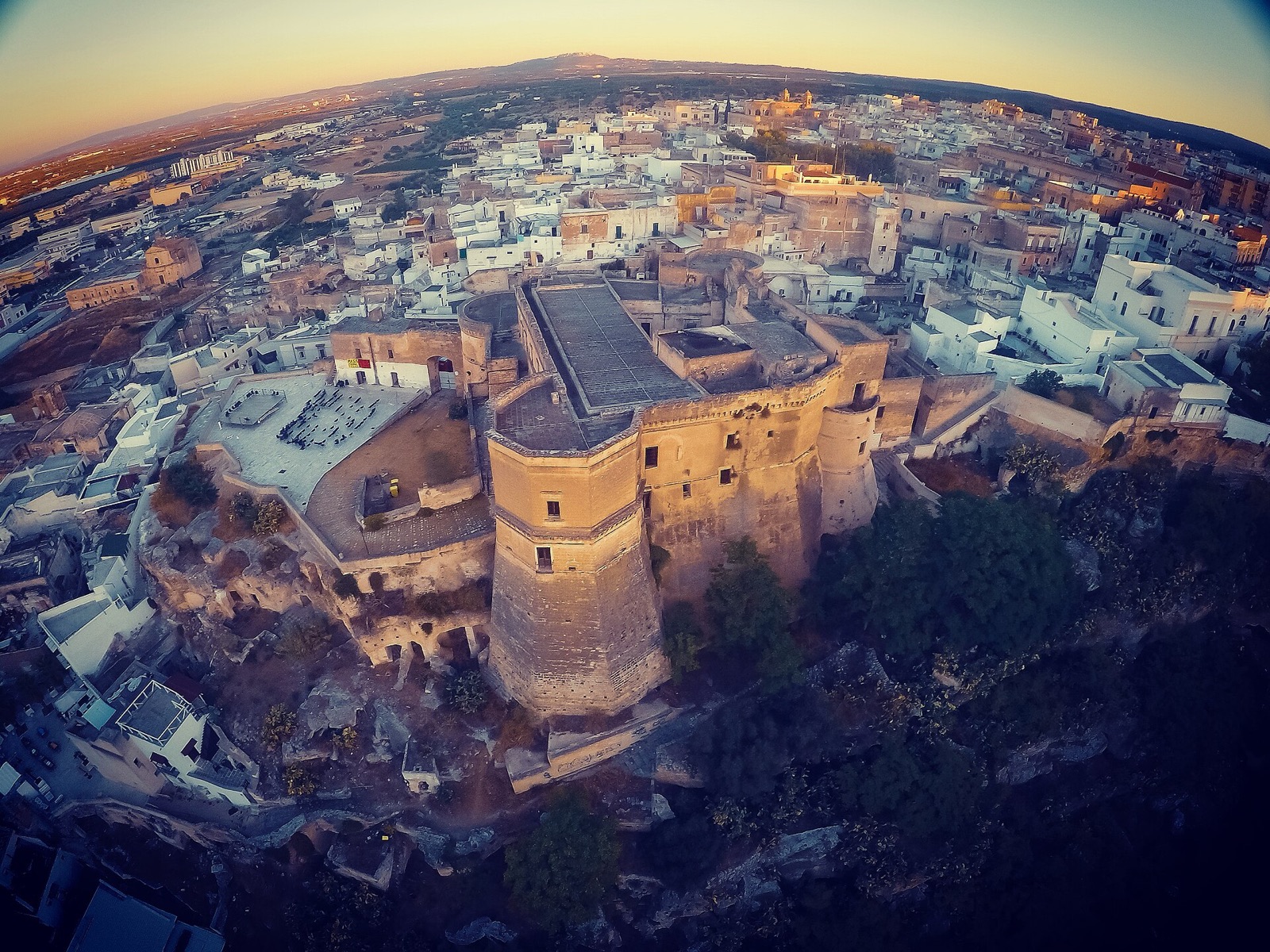 Veduta aerea del castello di Massafra e del centro storico al tramonto