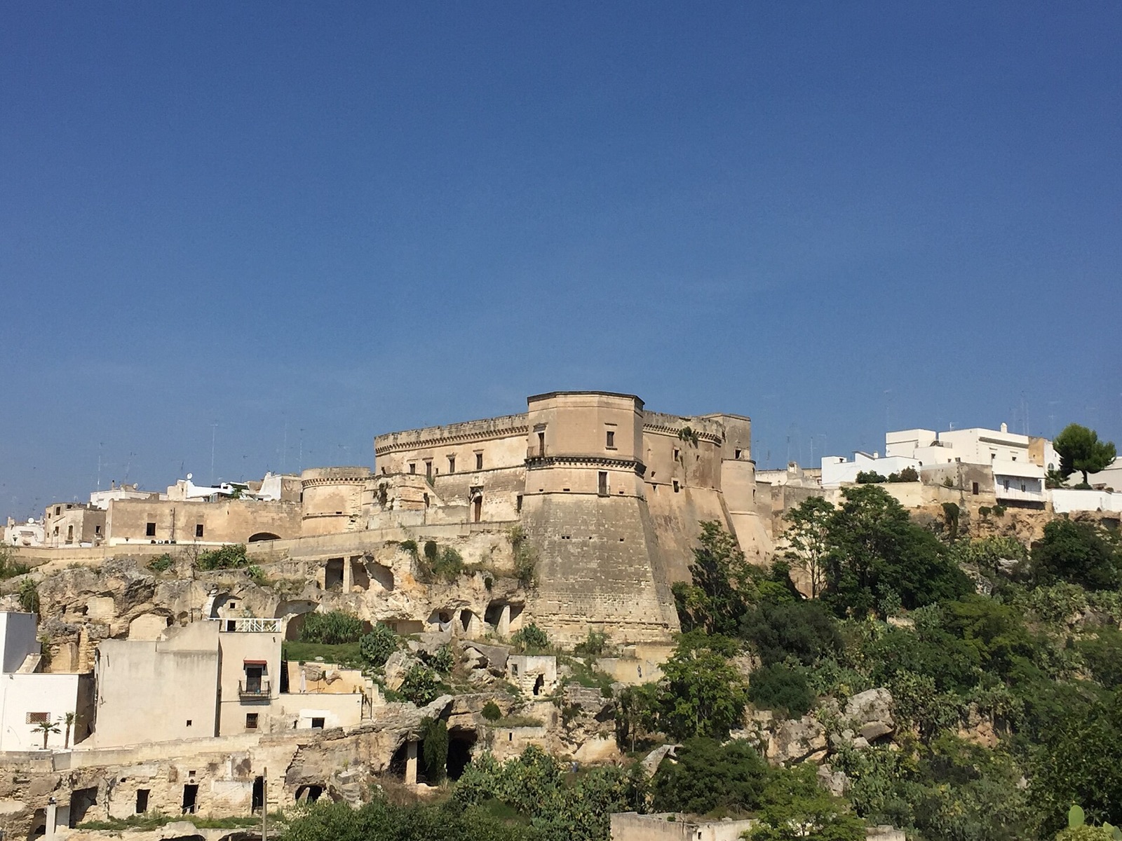 Il castello di Massafra affacciato sulla gravina, con le abitazioni scavate nella roccia ai suoi piedi