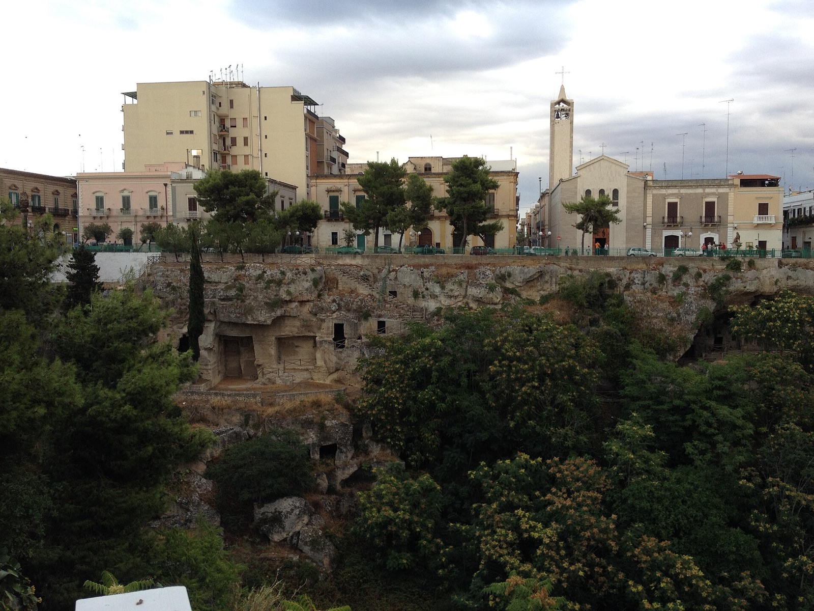 La gravina di Massafra con le abitazioni rupestri scavate nella parete e la città sul ciglio